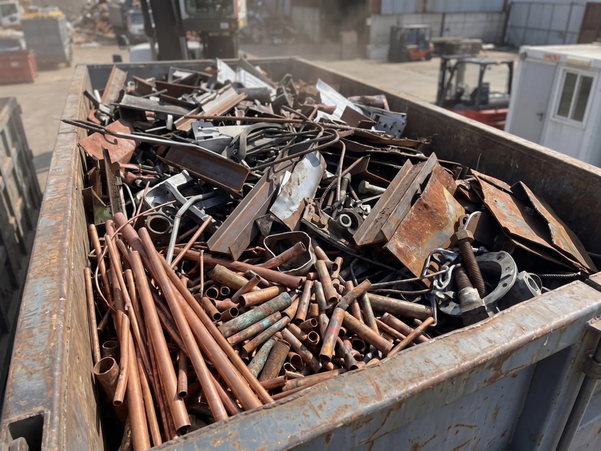 Benne ferrailles et poutrelles sur site pour CIL Recyclage
